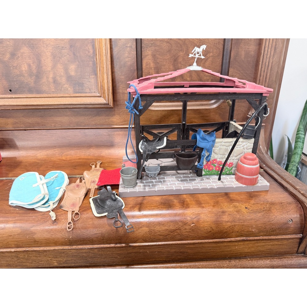 Vintage 1998 Grand Champions Feed and Groom Stable Horse Playset with Saddles